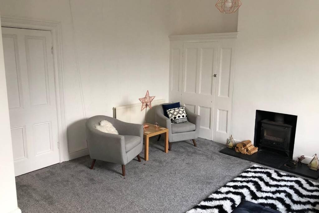 Stunning Bebington Maisonette - Large Private Drive And Entrance, Good Transport Links Exterior photo