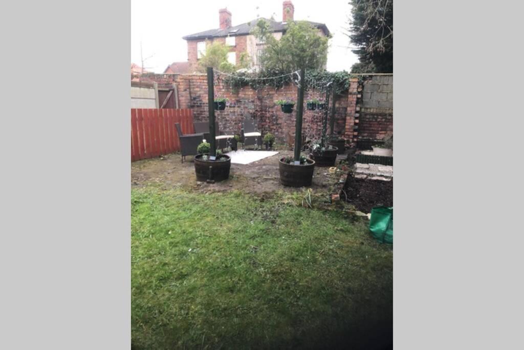 Stunning Bebington Maisonette - Large Private Drive And Entrance, Good Transport Links Exterior photo