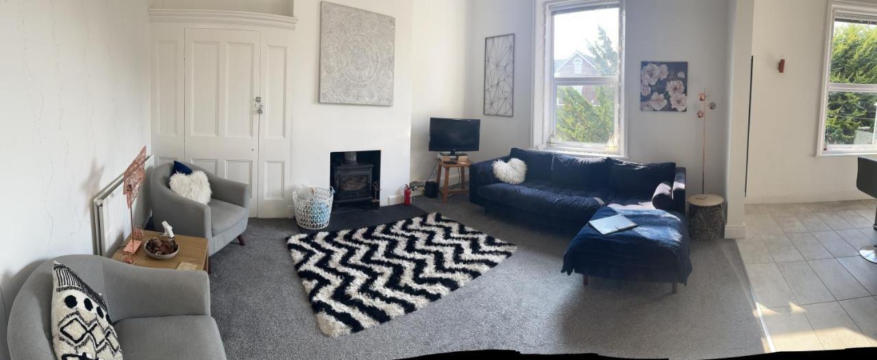 Stunning Bebington Maisonette - Large Private Drive And Entrance, Good Transport Links Exterior photo