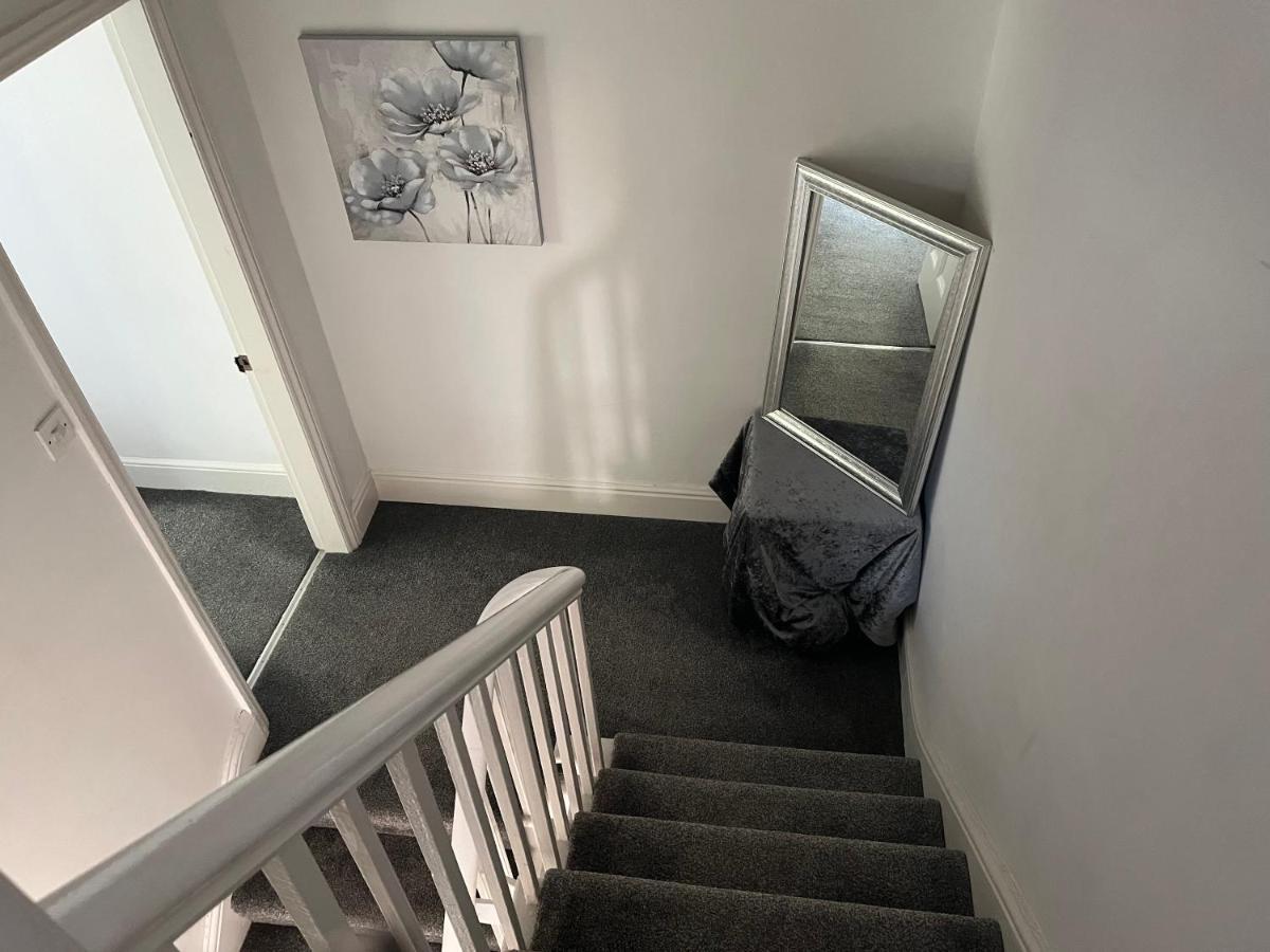 Stunning Bebington Maisonette - Large Private Drive And Entrance, Good Transport Links Exterior photo
